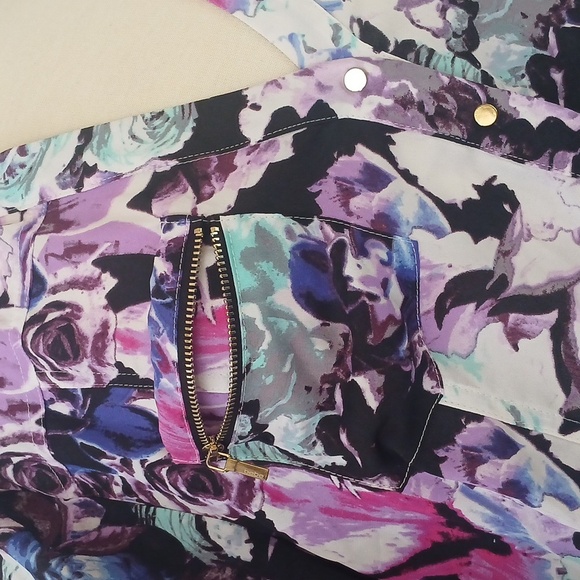 LIKE NEW! BEBE Multicolor Floral Zip Pocket Blouse Snap Close Xl - Picture 11 of 14